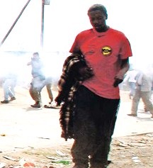 [Hans Qenesane Benjamin ShotDead Ekurhuleni McBrideCops 20080531 rioting[4].jpg]