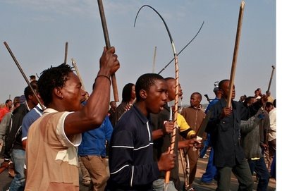 [Black SAfrican Ethnic Cleansers Chasing Foreigners Townships 2008[5].jpg]