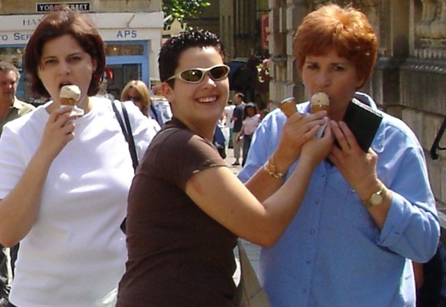 [Loudine Van Blerk and two daughters[7].jpg]