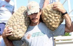 [Food-Aid from trade union to feed starving Pamodzi gold miners families[5].jpg]