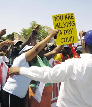 [NEWCASTLE RATE_ELECTRICITY PROTESTS OCT82009 PIC DRIESLIEBENBERG_BEELD[6].jpg]
