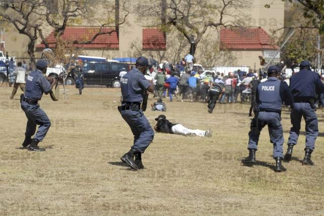 [Cops and Soldiers battling in Pretoria Streets Aug 26 2009 union buildings SAPA00011096jpg[5].jpg]