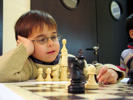 [niño jugando ajedrez.jpg]