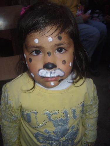niño con la cara pintada
