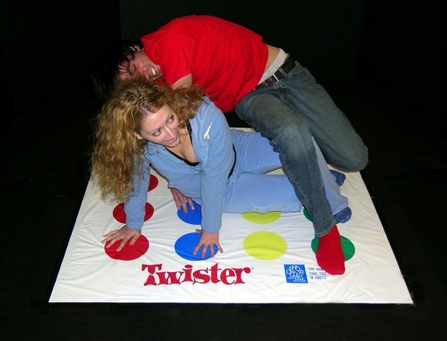 [pareja jugando twister[1].jpg]