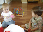 Romane est dure avec le petit cochon / Romane's tough on little piggie