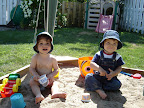 Félix et Xavier dans le sable... Xavier, t'as pas chaud? / Félix and Xavier in the sand... Xavier, aren't you hot?