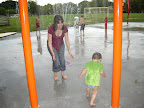 Aux jeux d'eau / At the splash pad