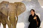Yé! On est arrivés à la station du Natural History Museum, enfin! (mosaique d'éléphant) / Yay! We got to the Natural History Museum station, at last! (elephant mosaic)