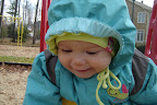 Je me balance au parc avec Xavier et maman. / Swinging at the playground with Xavier and mommy.