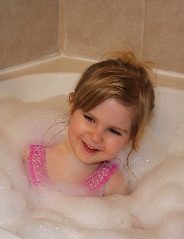 [Hannah's bubble bath 012[10].jpg]