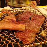 やっぱり焼き肉!お店のおばちゃんがつきっきりで焼いては切り分けしてくれるのでお客はただ食べるのみ。
