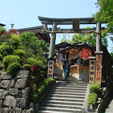 清水寺の中にあるえんむすびの神様。
奥の方に丑の刻参りの時にわら人形を五寸釘で打つ付けたという杉の木があって、五寸釘の穴が今も残ってた。。。