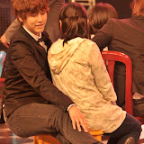 ＜20091110_Cr:百度赵奎贤吧 photo by luna的小鸡^^  ＞この子誰っ！キュが椅子から落ちそう〜。