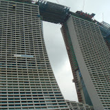 街中に建設中のホテルかマンション。
巨大な建物3棟が屋上回廊みたいなので繋がるみたいで、完成したらシンガポールの夜景がまた綺麗になりそう。