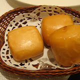 チリクラブの周りのソースにこの揚げパンを付けて食べます。
揚げパンの他に蒸しパンもあったよ。
