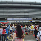 Super Junior のコンサート会場! 各国ファンおよび色々な年代のファンが入り乱れて開場待ち。
雨が降ってきてしまったというのに入場させる手際が悪く、開演時間通りには始まらず。。
ちなみに東大門から会場のオリンピック公演駅までは地下鉄で30分程度でした。