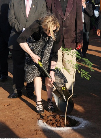 [20091026-madonna-raising-malawi-academy-for-girls-36[13].jpg]