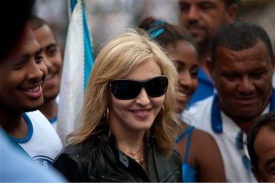 20091113-madonna-visits-morro-dona-marta-slum-rio-de-janeiro-08
