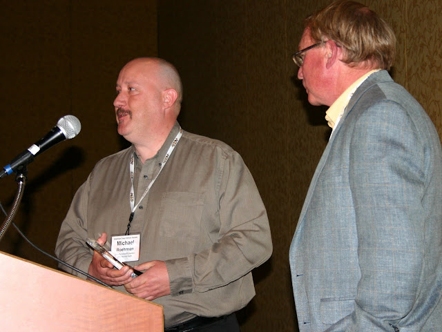 Robinson Prize winner Michael Roehrman (left) of the Wichita Eagle with presenter Alex Cruden
