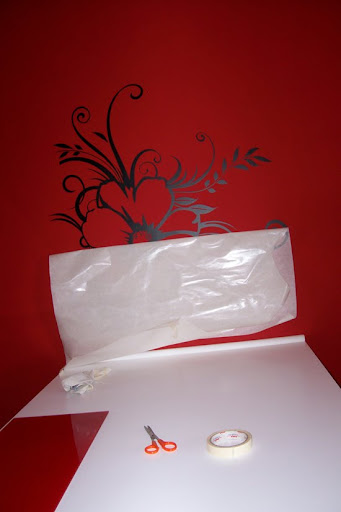 como pegar un adhesivo decorativo en la pared