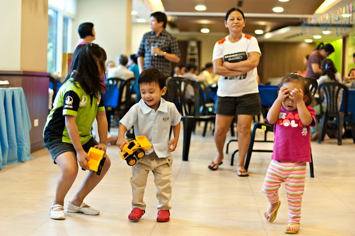 IMAGE: http://lh3.ggpht.com/__0prHnAfUfg/TGqdcj0Wq7I/AAAAAAAAAZI/Ey-H-pgSj6A/s720/hugoparty-5228.jpg