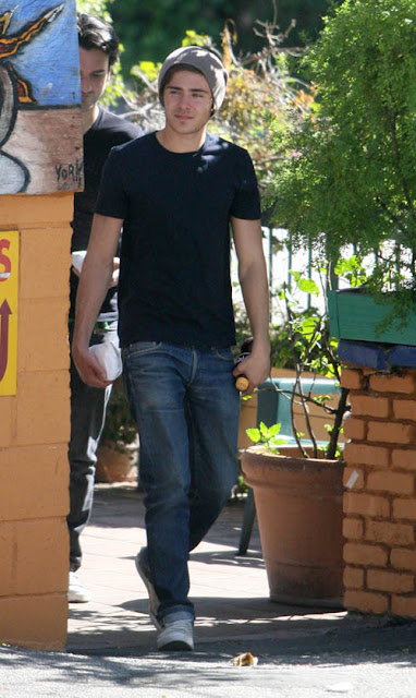 zac-efron-gas-339-14.JPG