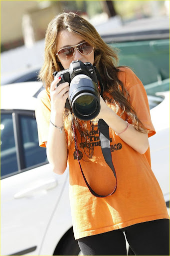 miley-cyrus-robeks-smoothie-00.jpg