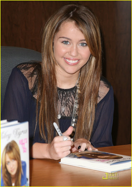miley-cyrus-bn-book-signing-01.jpg