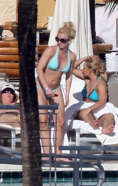 Britney in a bikini with her kids in Miami <P> <B>Ref: SPL85616 090309 </B><br> Picture by: SDFL / Splash News<br> </P><P> <B>Splash News and Pictures</B><br> Los Angeles: 310-821-2666<br> New York: 212-619-2666<br> London: 870-934-2666<br> photodesk@splashnews.com<br> </P>