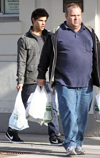 ©BAUER-GRIFFIN.COM ***NO CANADA*** Taylor Lautner picks up some groceries with his father Dan. Lautner is in Vancouver to film 'The Twilight Saga: New Moon'. EXCLUSIVE March 11, 2009 Job: 90312P7 Vancouver, Canada www.bauergriffin.com www.bauergriffinonline.com