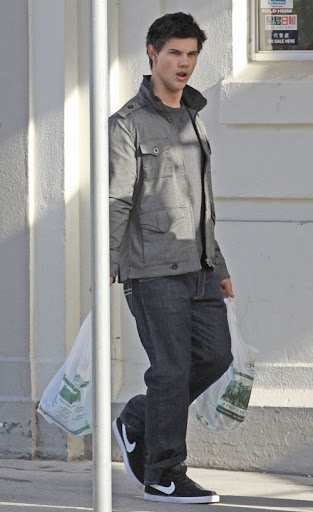 ©BAUER-GRIFFIN.COM ***NO CANADA*** Taylor Lautner picks up some groceries with his father Dan. Lautner is in Vancouver to film 'The Twilight Saga: New Moon'. EXCLUSIVE March 11, 2009 Job: 90312P7 Vancouver, Canada www.bauergriffin.com www.bauergriffinonline.com
