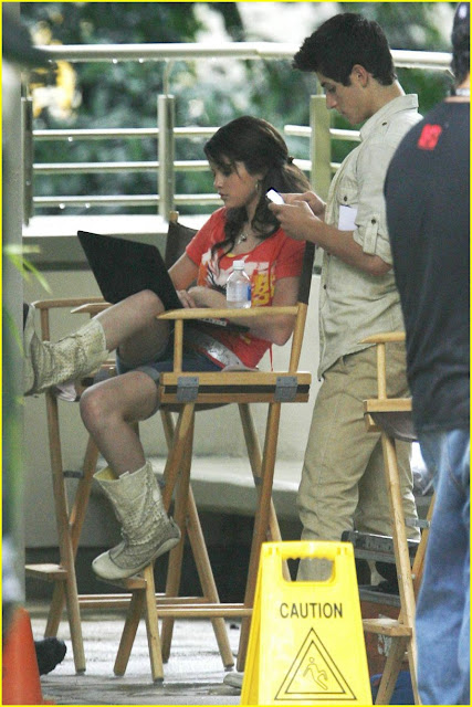 selena-gomez-david-henrie-wizards-set-04.jpg