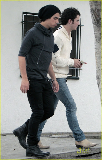 jonas-brothers-apple-pan-05.jpg