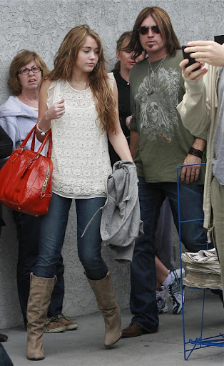 03-22-09 Studio City, CA Miley Cyrus along with her day Billy Ray and her mom Tish leaving breakfast at the Studio Cafe in Studio City, CA... Non-Exclusive Pix by Flynet ©2009 818-307-4813 Nicolas 323-974-6007 Jay 310-466-8617 Scott