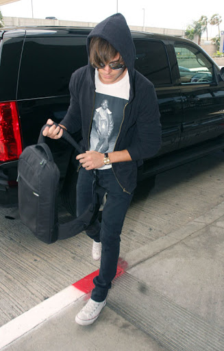 ©BAUER-GRIFFIN.COM Zac Efron arrives to Los Angeles International Airport wearing a Kanye West t-shirt. NON-EXCLUSIVE March 22, 2009 Job: 90322W12 Los Angeles, California www.bauergriffin.com www.bauergriffinonline.com