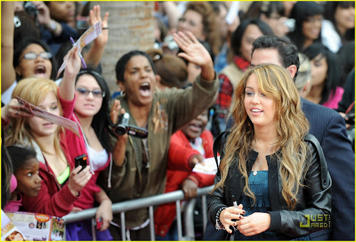 miley-cyrus-hm-premiere-04.jpg