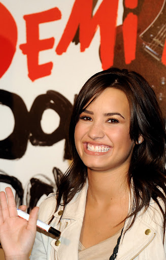 demi-lovato-more-4209-10.jpg