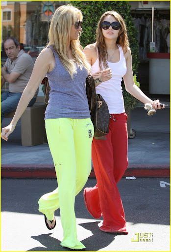 miley-cyrus-nail-garden-12.jpg