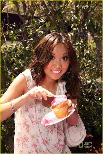 brenda-song-cupcake-cute-02.jpg