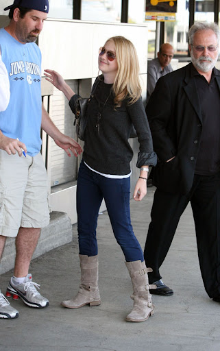 ©BAUER-GRIFFIN.COM Dakota Fanning and her mom prepare to depart from LAX and have a good laugh while riding the escalator up to the security checkpoint. NON-EXCLUSIVE May 4, 2009 Job: 90504NH6 Los Angeles, California www.bauergriffin.com www.bauergriffinonline.com