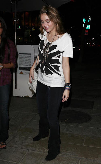05-07-09 Burbank, CA Miley Cyrus and a friend seen out for dinner at P.F. Chang's in Burbank... Non-Exclusive Pix by Flynet ©2009 818-307-4813 Nicolas 323-974-6007 Jay 310-466-8617 Scott
