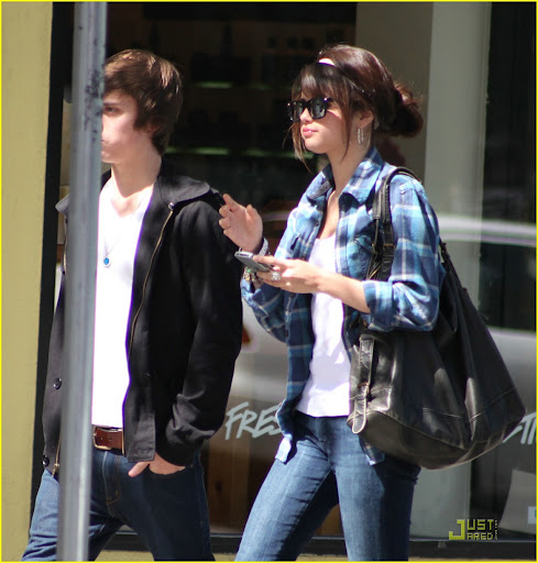 selena-gomez-crepe-cute-02.jpg