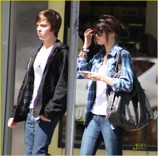 selena-gomez-crepe-cute-04.jpg