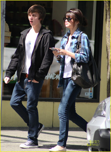 selena-gomez-crepe-cute-05.jpg