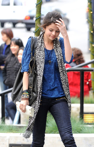 Selena Gomez tries to cover up whilst out with Taylor Lautner, Vancouver. The Disney kid was seen heading out for lunch with the 'Twilight' star. <P> Pictured: Selena Gomez <P> <B>Ref: SPL100092 120509 </B><br> Picture by: Whittle / Splash News </P><P> <B>Splash News and Pictures</B><br> Los Angeles: 310-821-2666<br> New York: 212-619-2666<br> London: 870-934-2666<br> photodesk@splashnews.com<br> </P>
