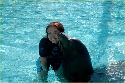 miley-cyrus-atlantis-sea-lion-07.jpg