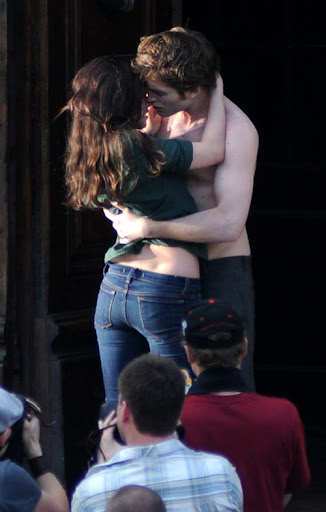 May 27, 2009: Kristen Stewart and Robert Pattinson filming a scene for 'The Twilight Saga: New Moon' in Montepulciano, Italy where their characters Bella and Edward are reunited and share a passionate kiss. Credit: INFphoto.com Ref.: infit-05/42000