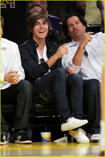 zac-efron-lakers-lover-01.jpg