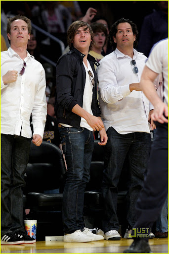 zac-efron-lakers-lover-03.jpg